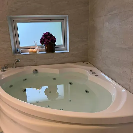 Luxury With Hot Tub & Wifi Сasa de vacaciones