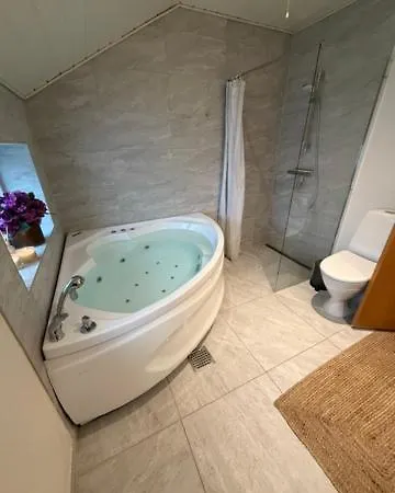 Luxury With Hot Tub & Wifi Børkop
