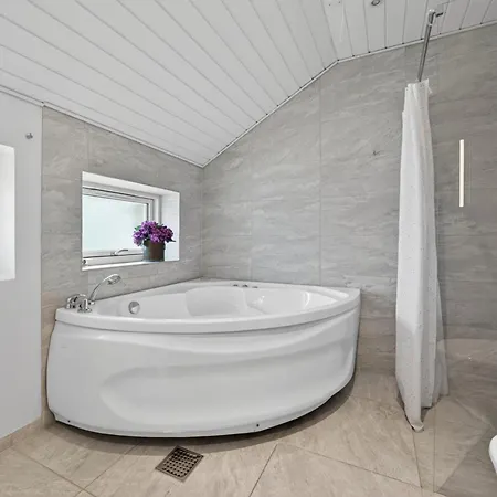 Luxury With Hot Tub & Wifi